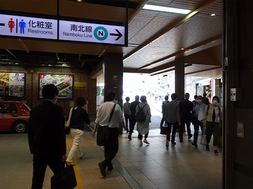 突き当たりを右方向へ進んでください。（右側に東京メトロ南北線３番出口があります）